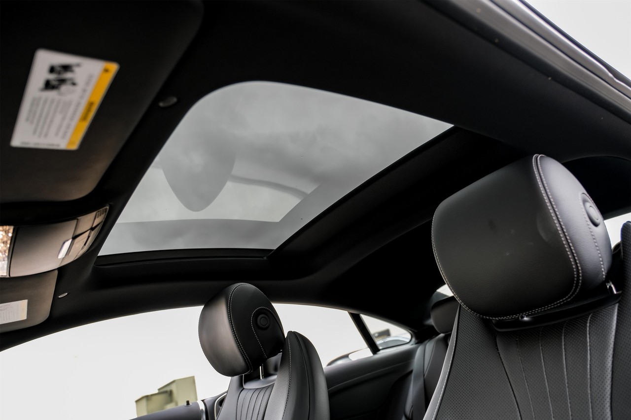 Mercedes-Benz E-Class Vehicle Main Gallery Image 05