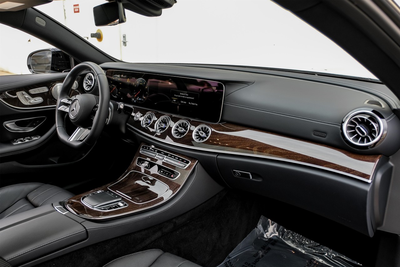 Mercedes-Benz E-Class Vehicle Main Gallery Image 15