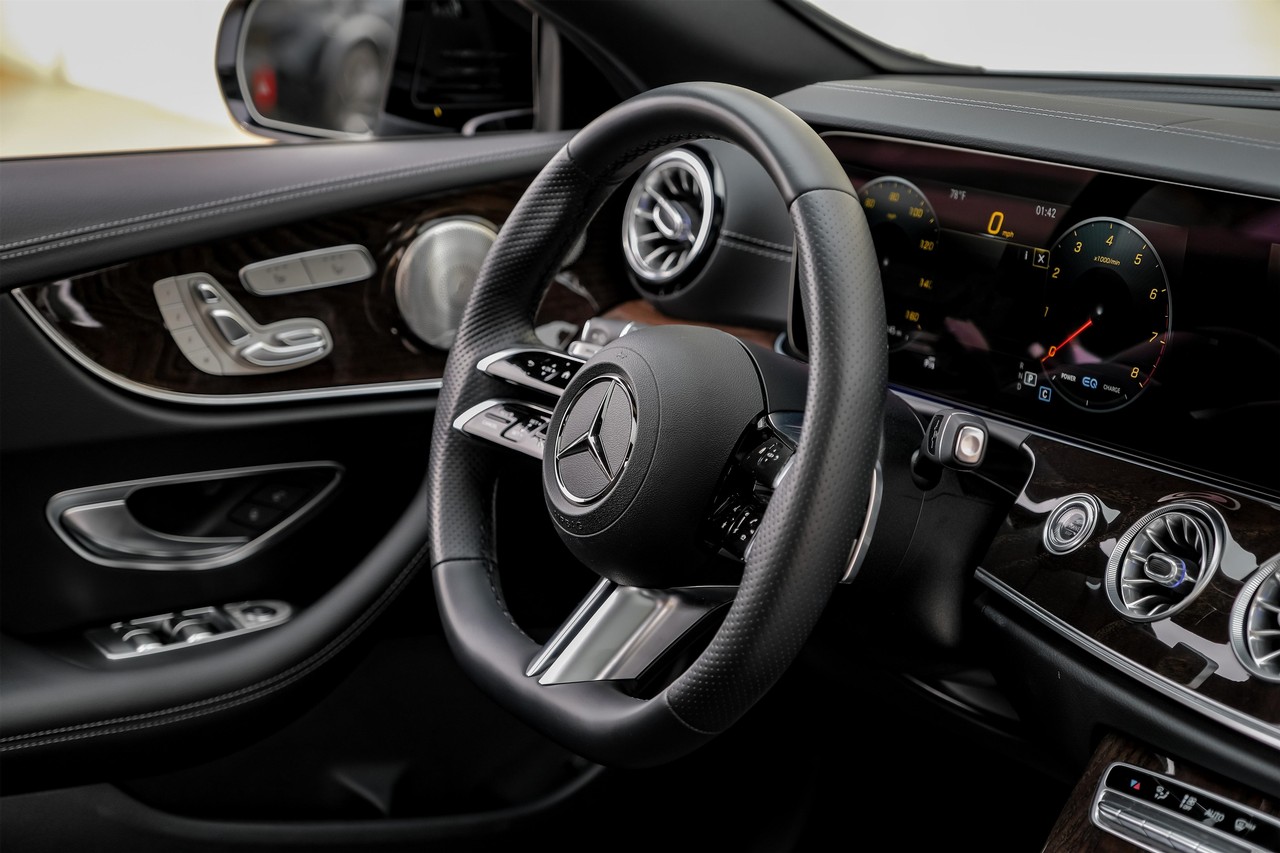 Mercedes-Benz E-Class Vehicle Main Gallery Image 16
