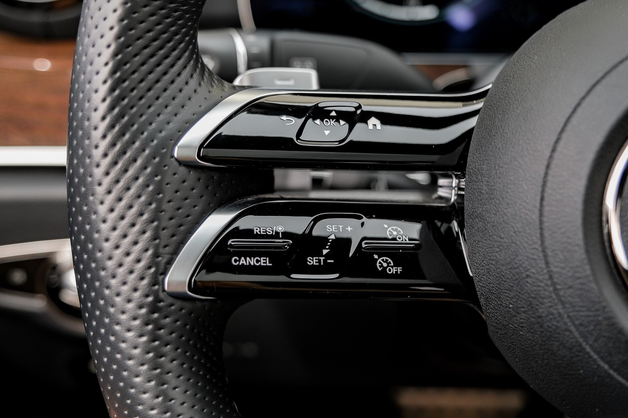 Mercedes-Benz E-Class Vehicle Main Gallery Image 17