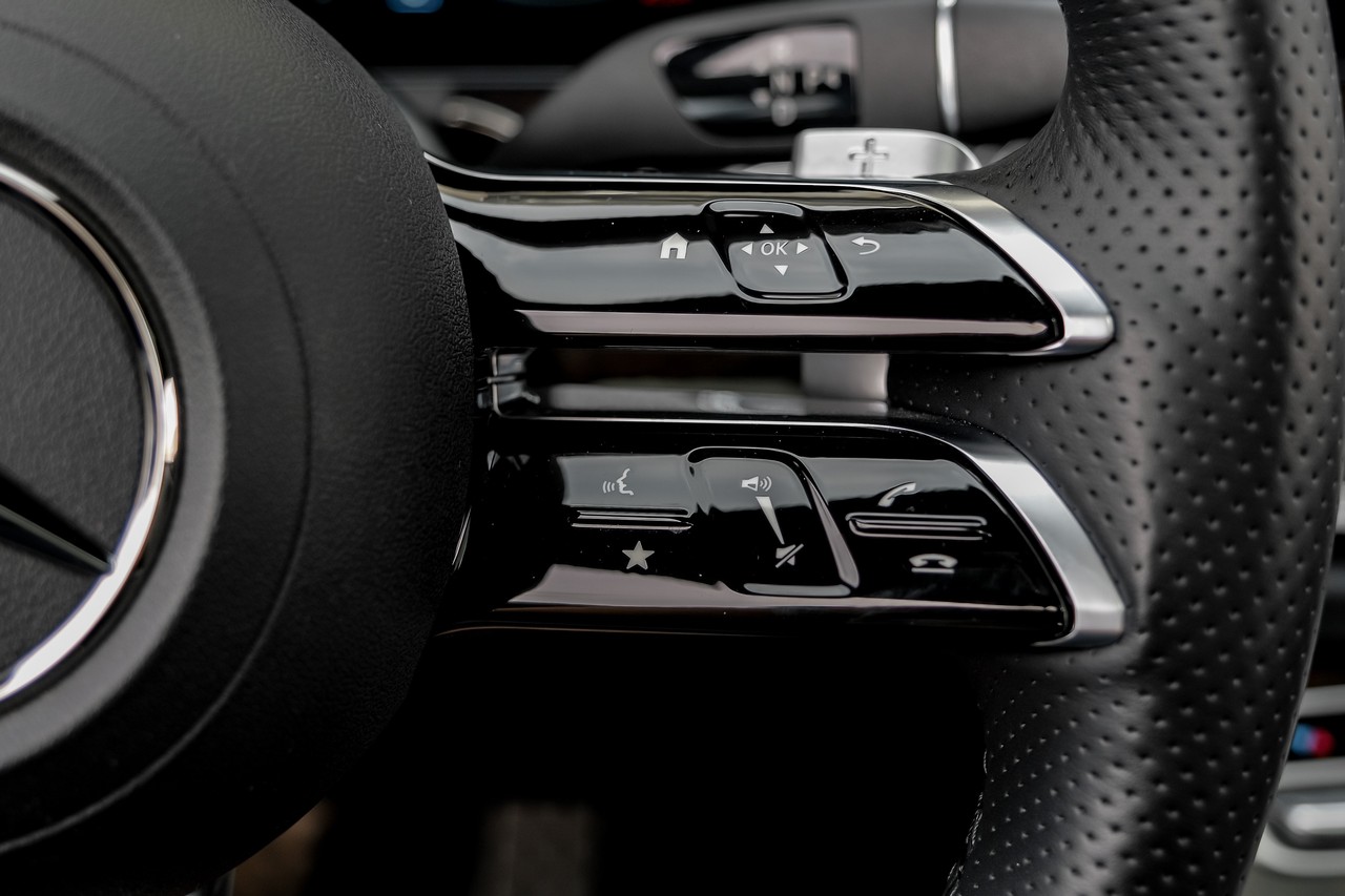 Mercedes-Benz E-Class Vehicle Main Gallery Image 18