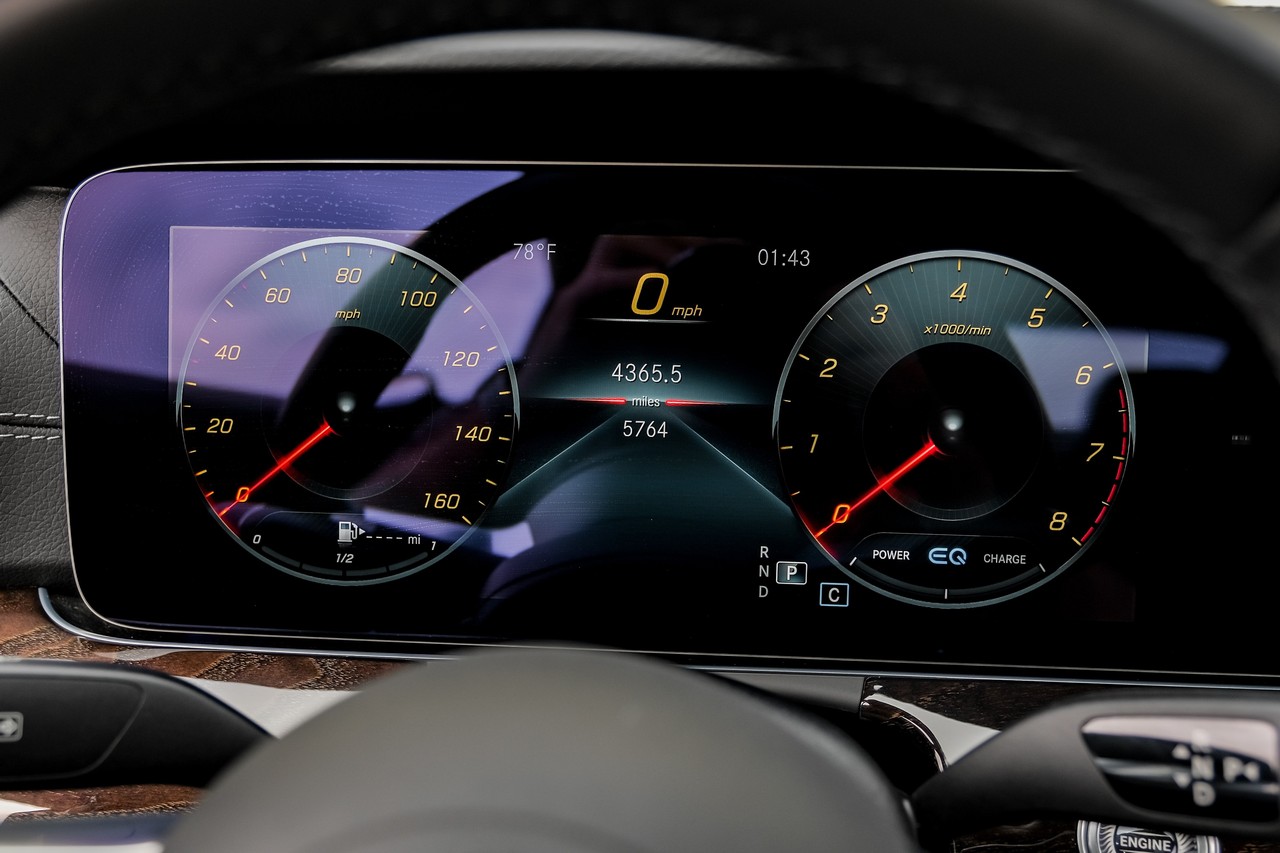 Mercedes-Benz E-Class Vehicle Main Gallery Image 19