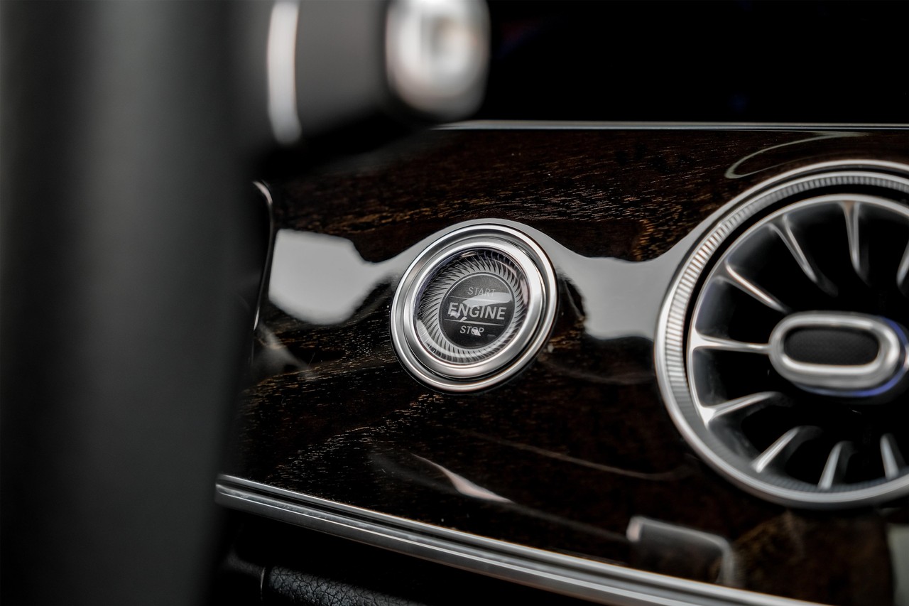 Mercedes-Benz E-Class Vehicle Main Gallery Image 21