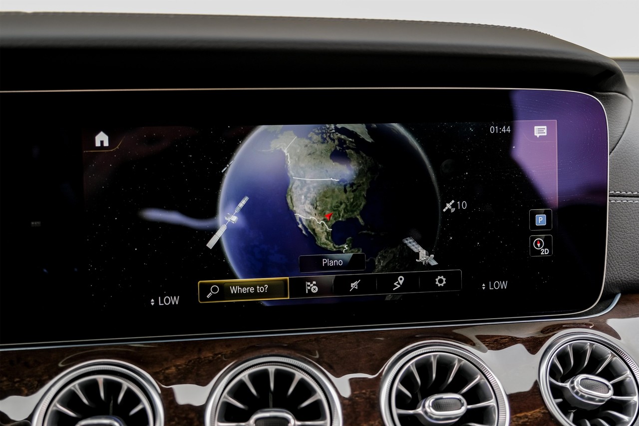 Mercedes-Benz E-Class Vehicle Main Gallery Image 22