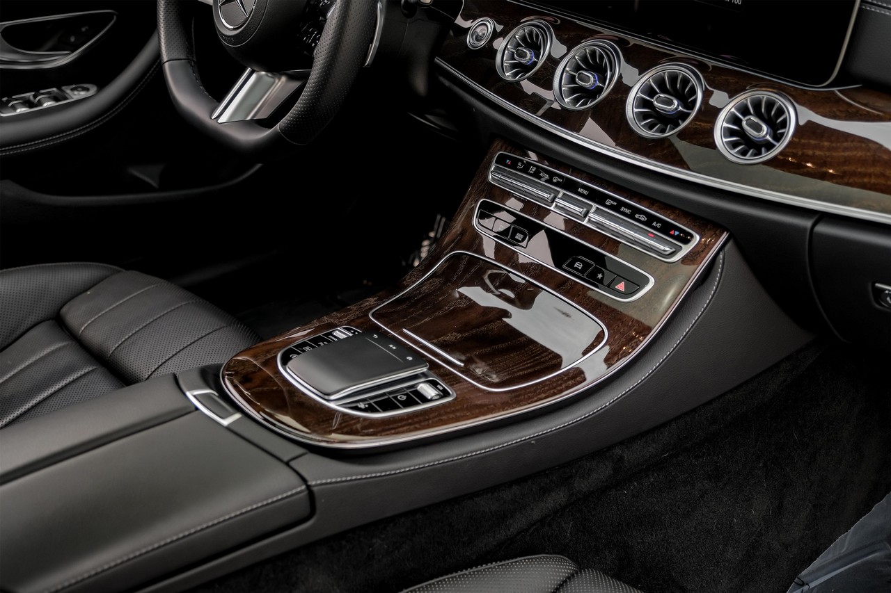 Mercedes-Benz E-Class Vehicle Main Gallery Image 24