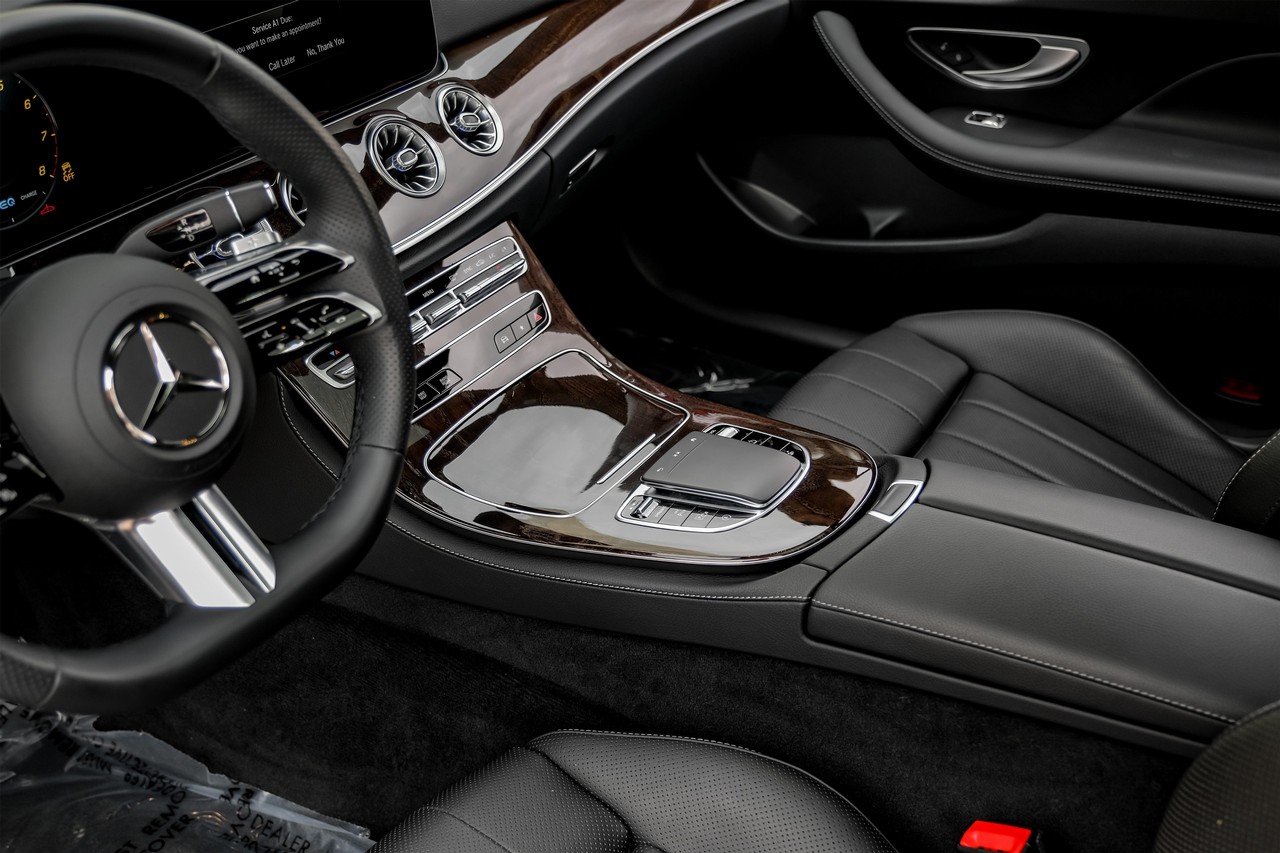 Mercedes-Benz E-Class Vehicle Main Gallery Image 25
