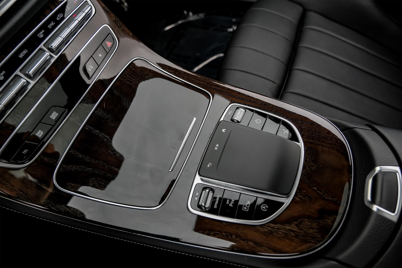 Mercedes-Benz E-Class Vehicle Main Gallery Image 26