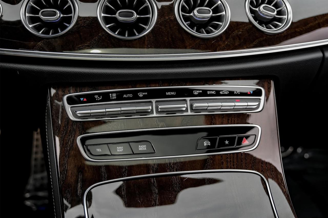 Mercedes-Benz E-Class Vehicle Main Gallery Image 27
