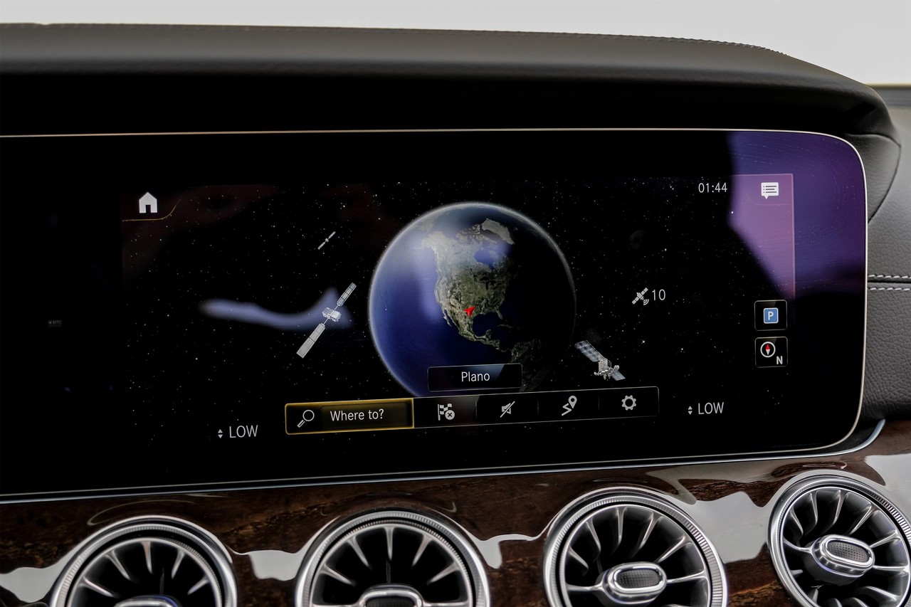 Mercedes-Benz E-Class Vehicle Main Gallery Image 29