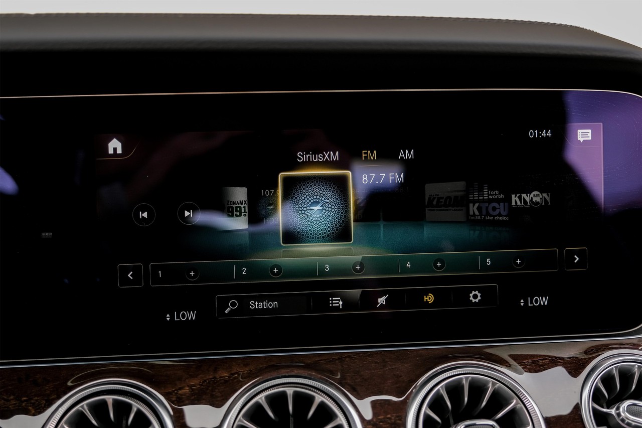 Mercedes-Benz E-Class Vehicle Main Gallery Image 30