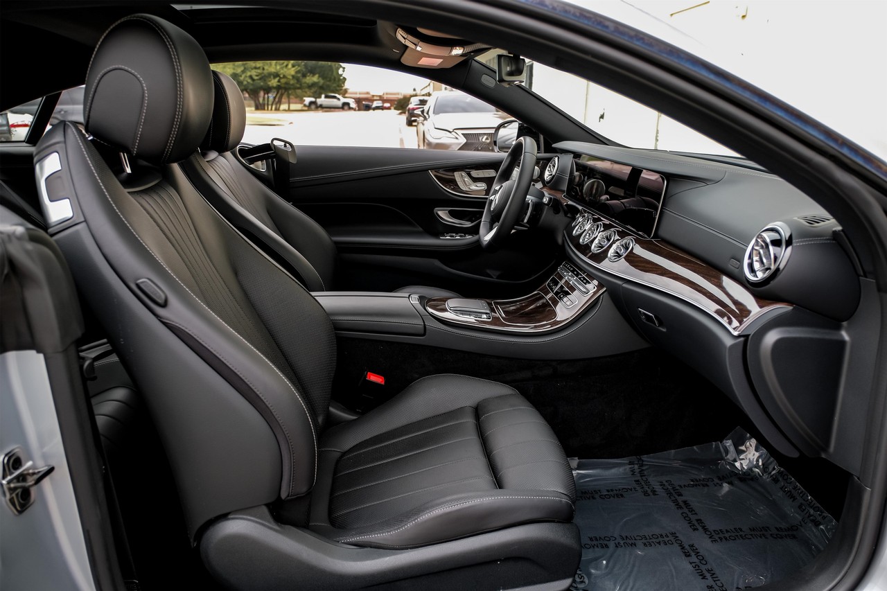 Mercedes-Benz E-Class Vehicle Main Gallery Image 32