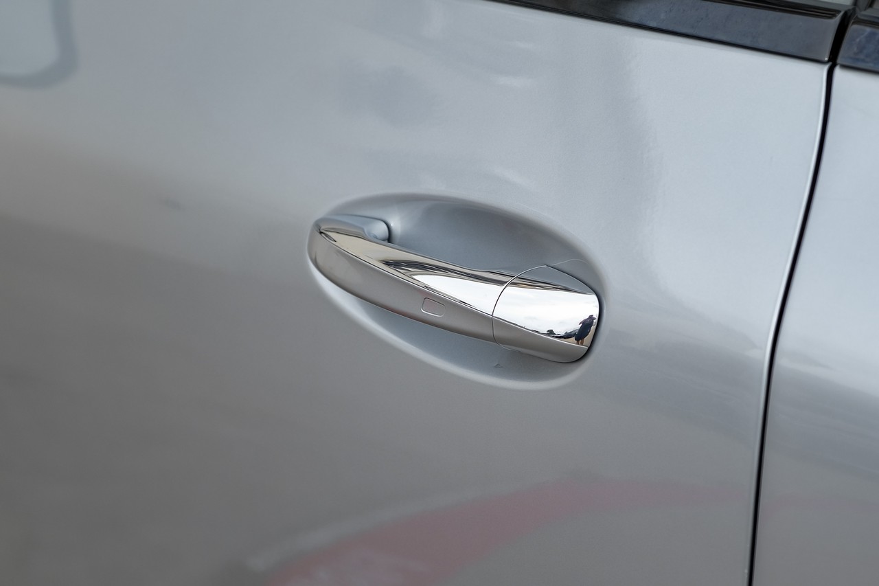 Mercedes-Benz E-Class Vehicle Main Gallery Image 35