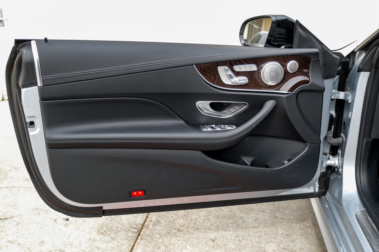 Mercedes-Benz E-Class Vehicle Main Gallery Image 36
