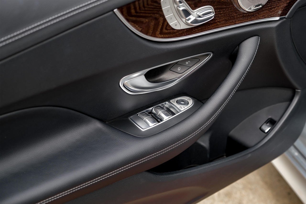 Mercedes-Benz E-Class Vehicle Main Gallery Image 37