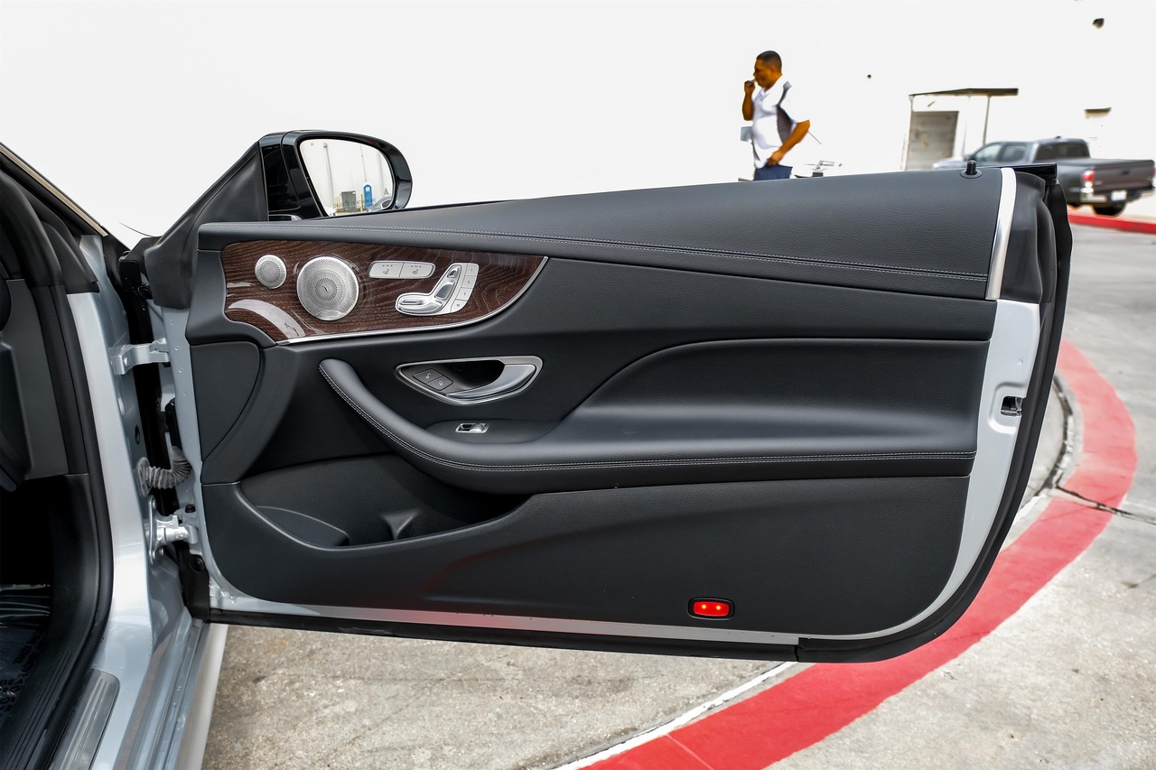 Mercedes-Benz E-Class Vehicle Main Gallery Image 40