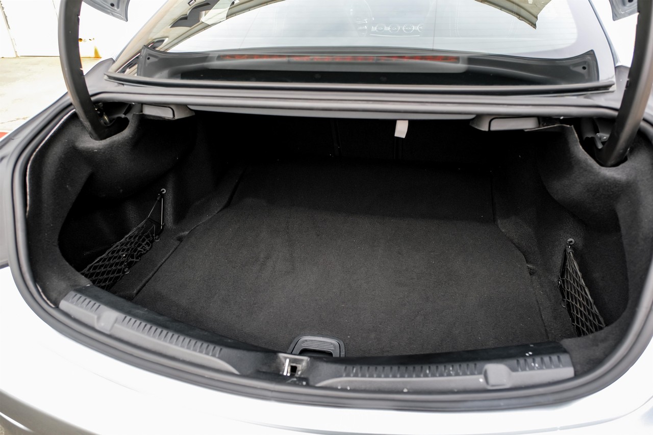 Mercedes-Benz E-Class Vehicle Main Gallery Image 43