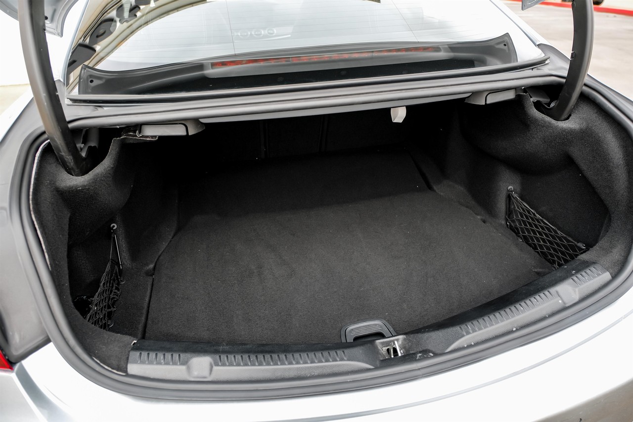 Mercedes-Benz E-Class Vehicle Main Gallery Image 44