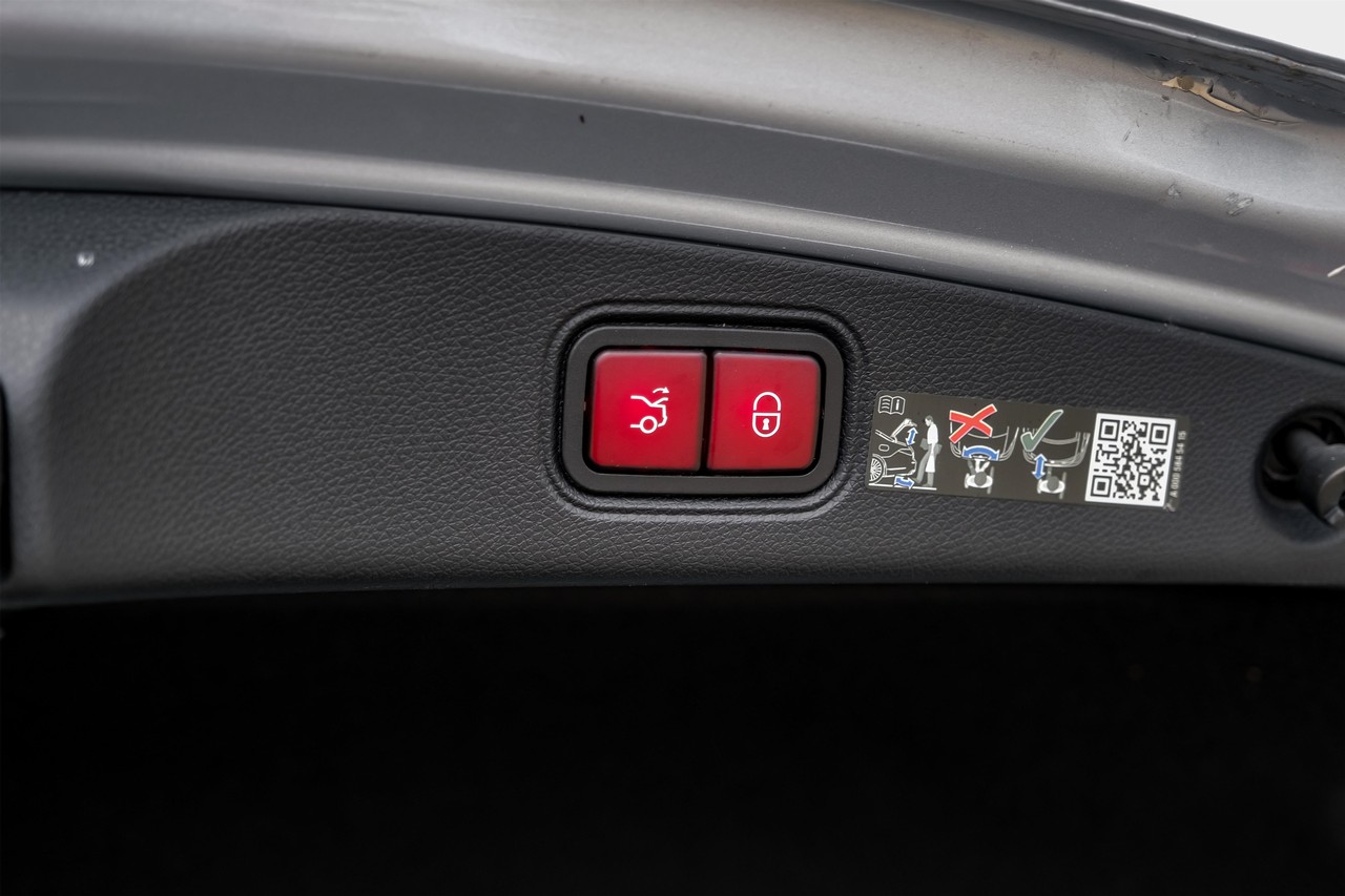 Mercedes-Benz E-Class Vehicle Main Gallery Image 45