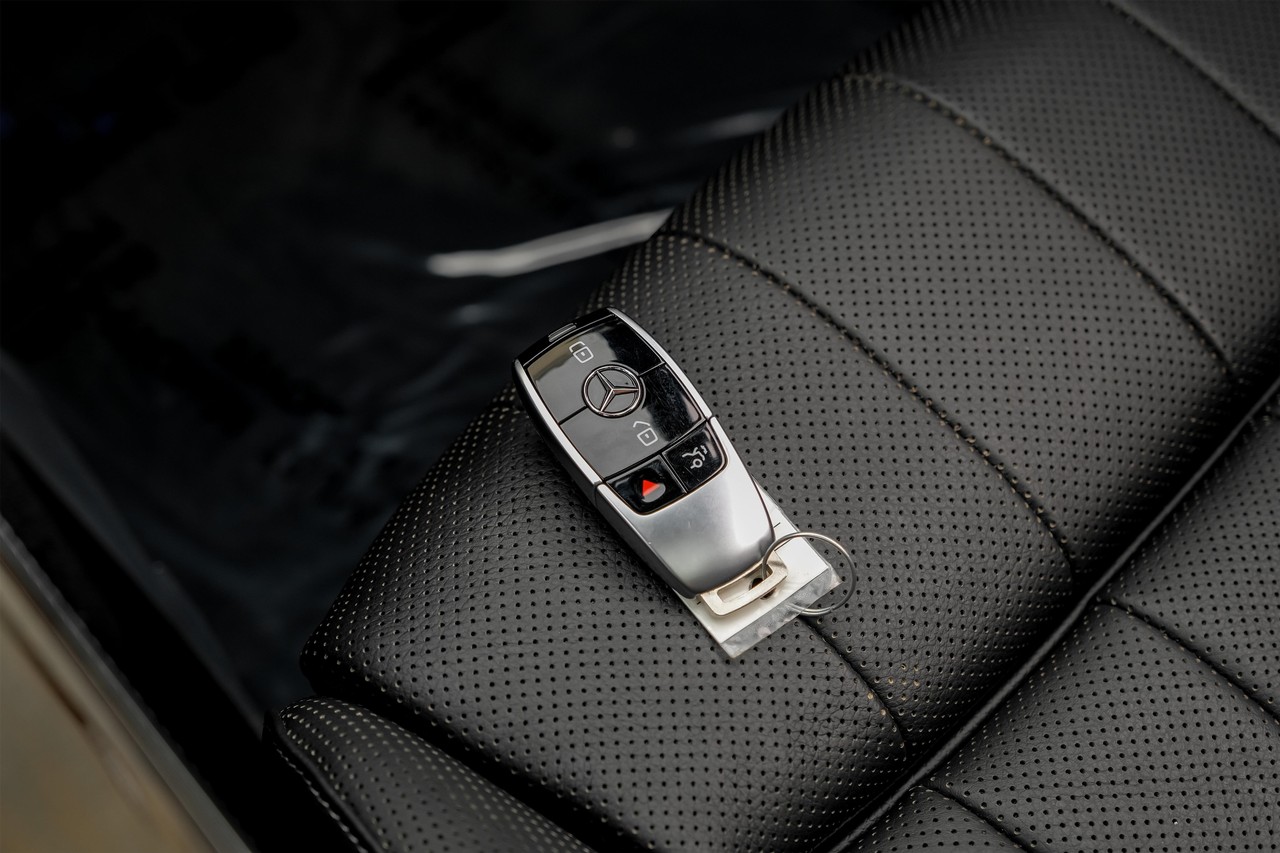 Mercedes-Benz E-Class Vehicle Main Gallery Image 50