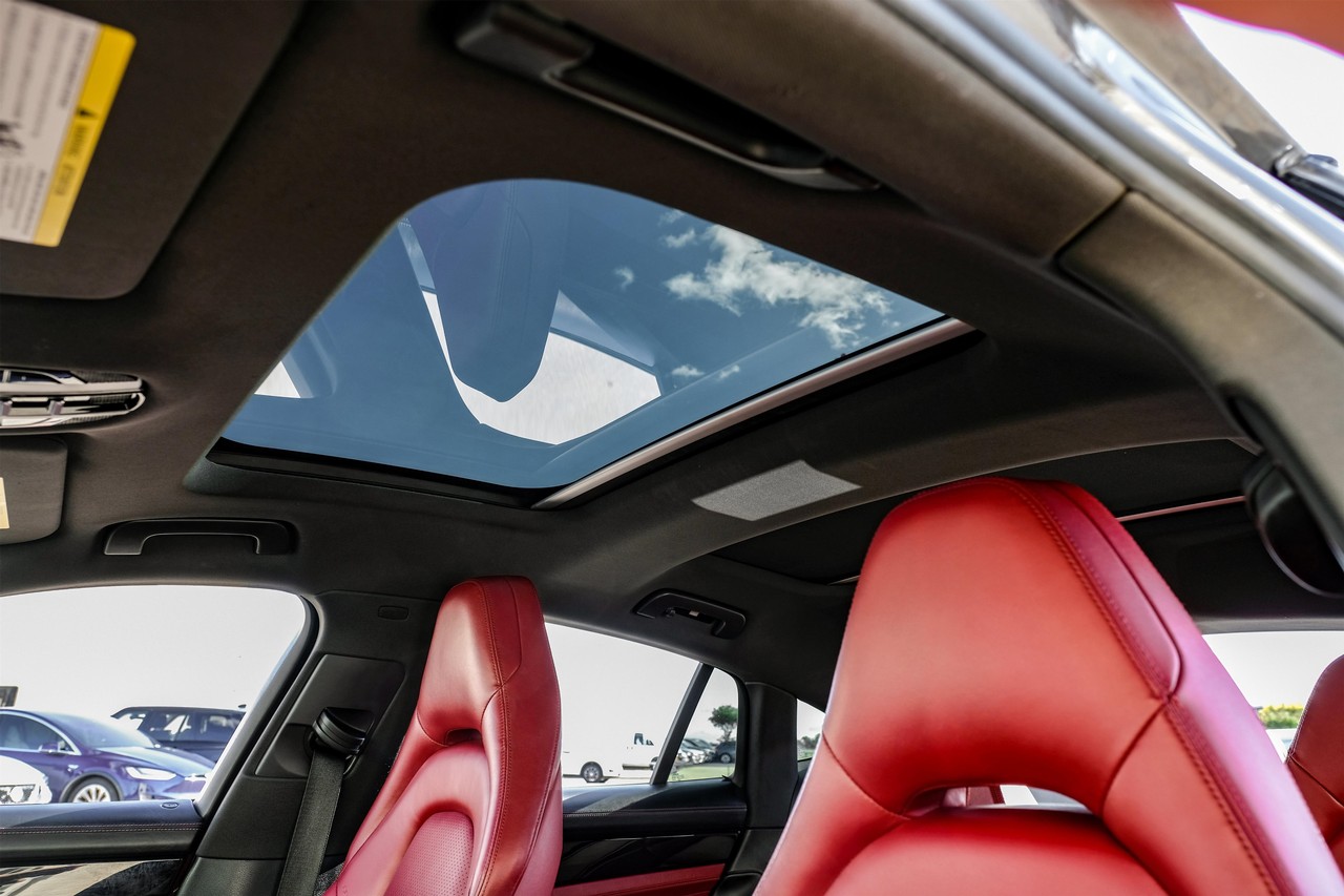 Porsche Panamera Vehicle Main Gallery Image 04