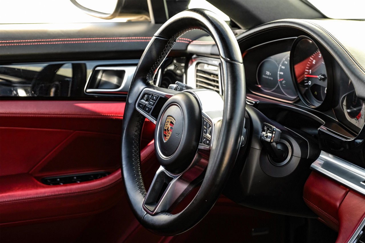 Porsche Panamera Vehicle Main Gallery Image 12