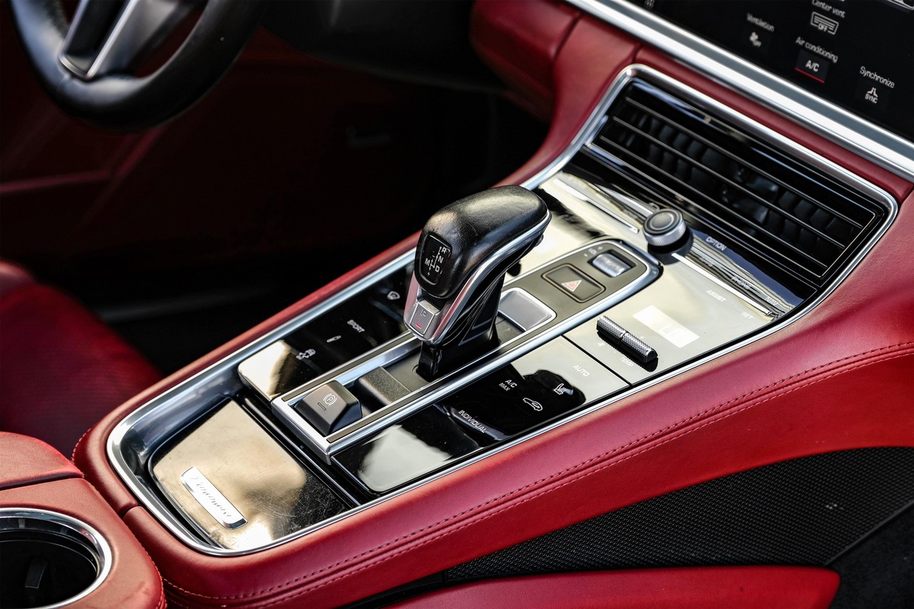 Porsche Panamera Vehicle Main Gallery Image 21