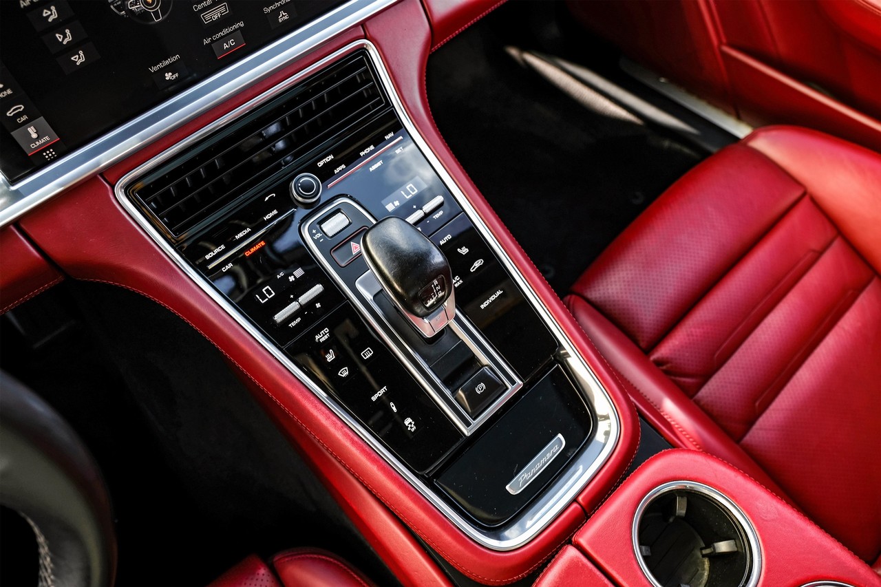 Porsche Panamera Vehicle Main Gallery Image 22