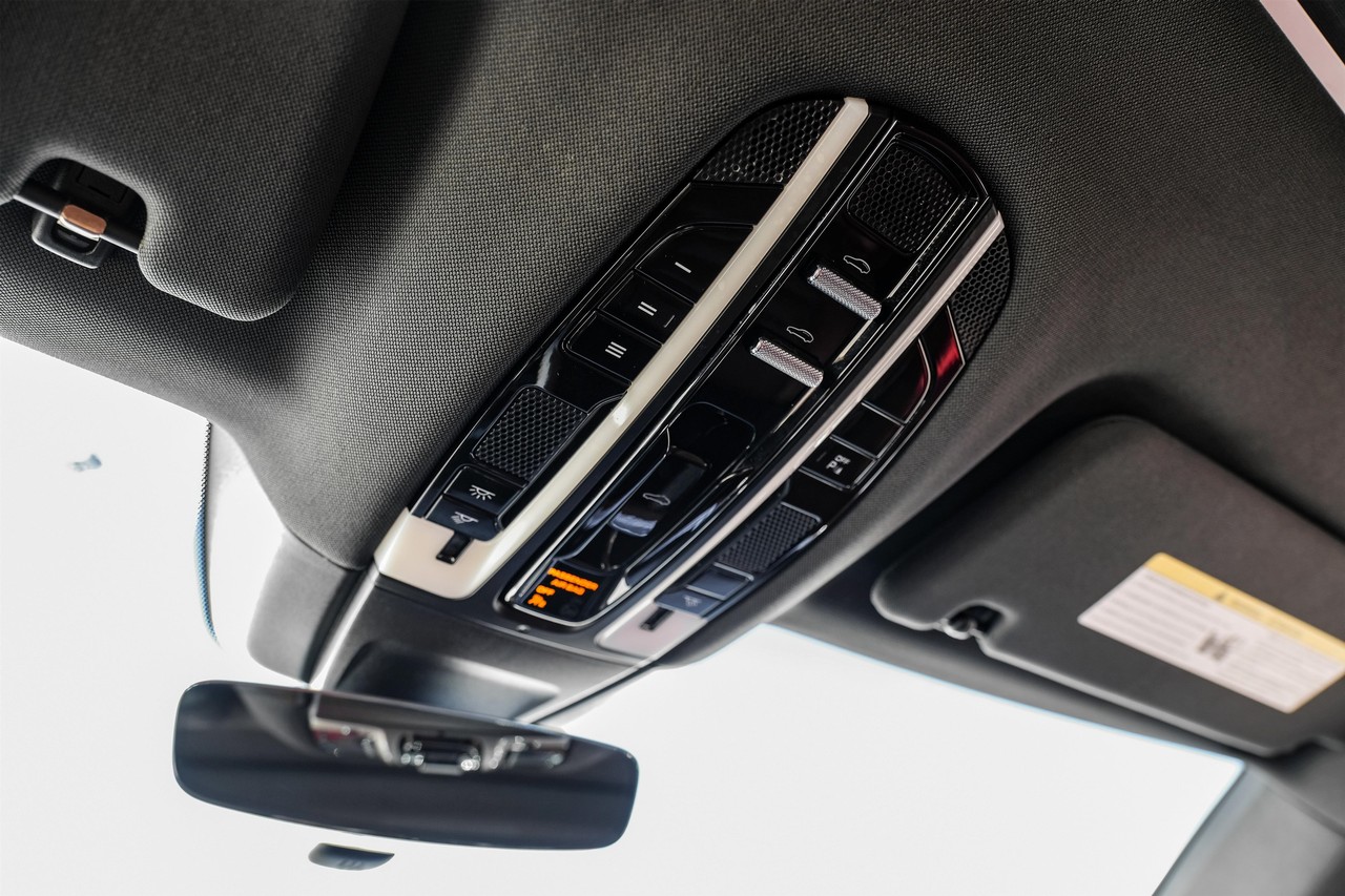 Porsche Panamera Vehicle Main Gallery Image 24