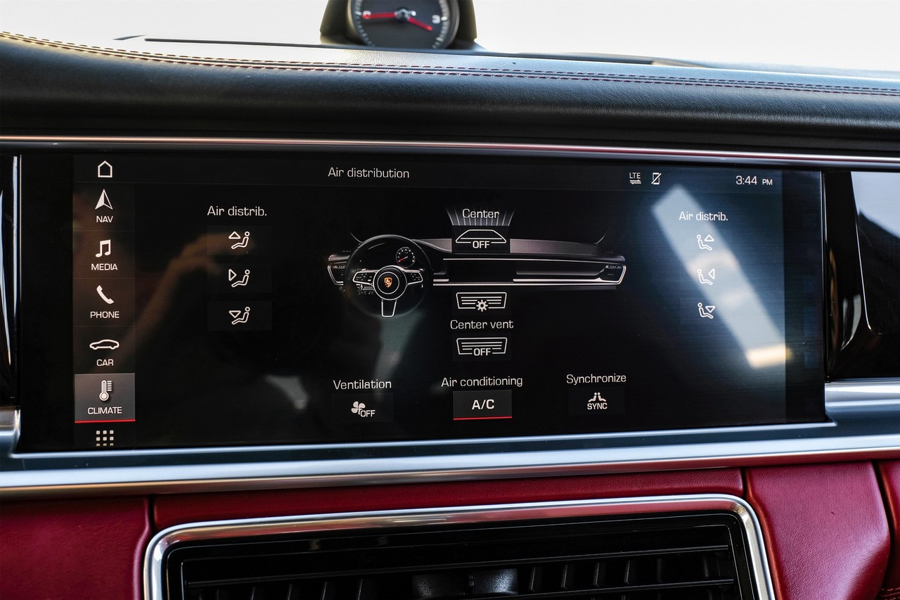 Porsche Panamera Vehicle Main Gallery Image 25