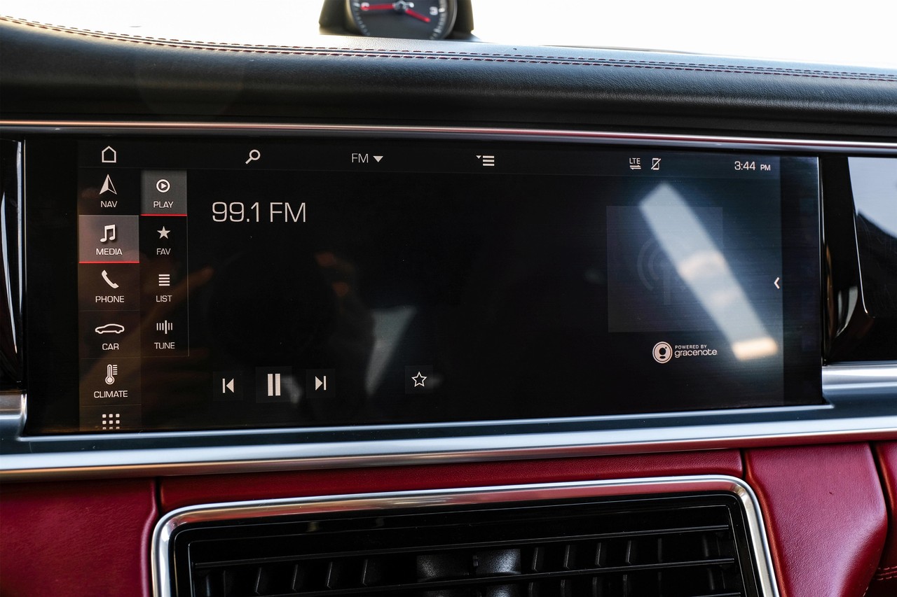 Porsche Panamera Vehicle Main Gallery Image 26