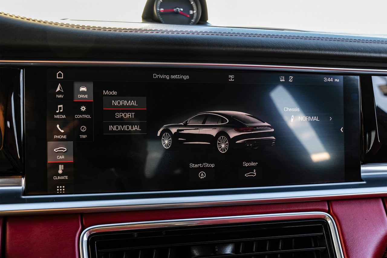 Porsche Panamera Vehicle Main Gallery Image 28