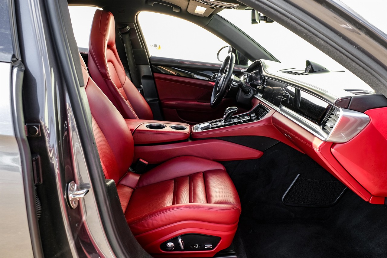 Porsche Panamera Vehicle Main Gallery Image 30