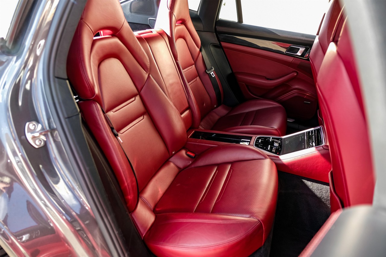 Porsche Panamera Vehicle Main Gallery Image 32