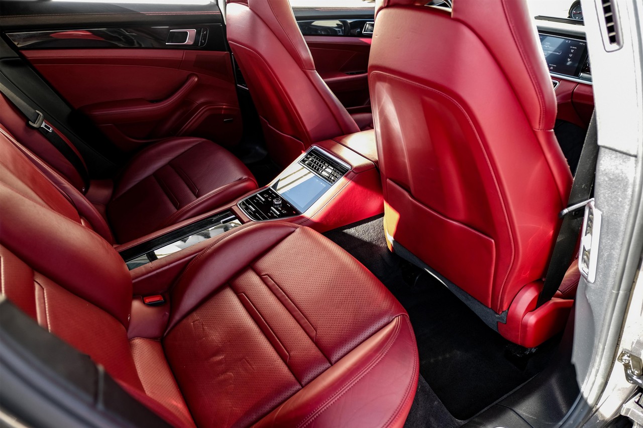 Porsche Panamera Vehicle Main Gallery Image 33