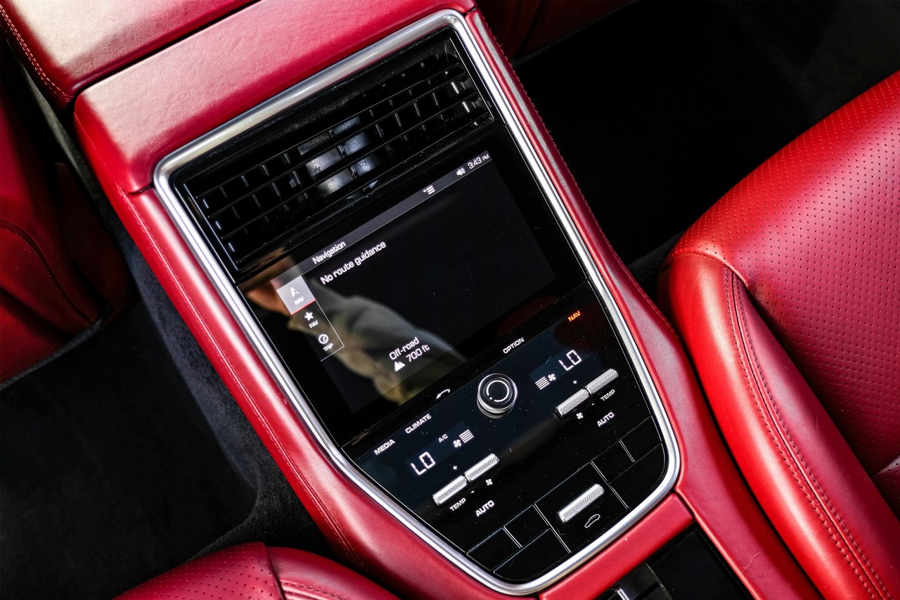 Porsche Panamera Vehicle Main Gallery Image 34