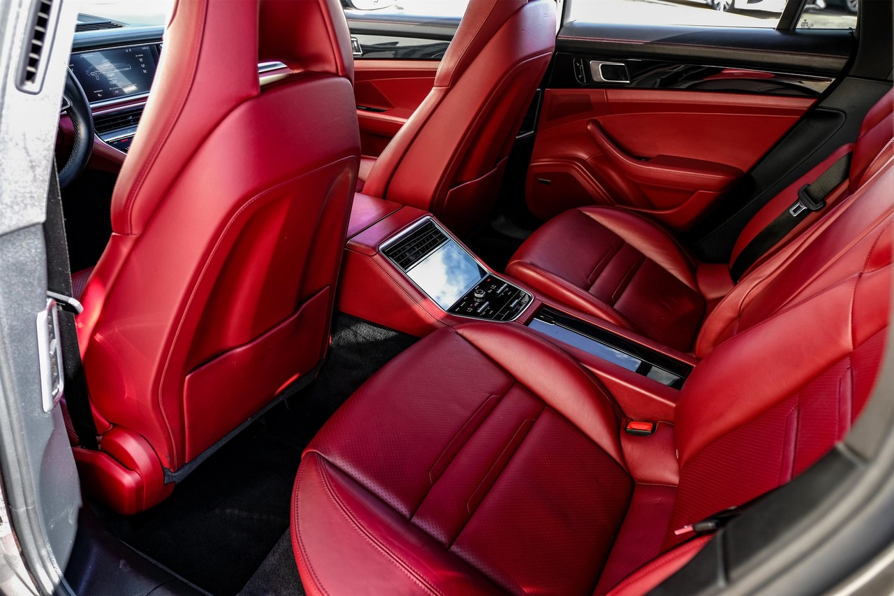 Porsche Panamera Vehicle Main Gallery Image 35