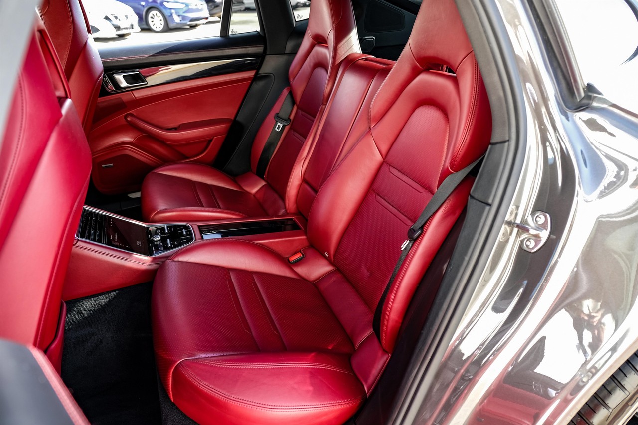 Porsche Panamera Vehicle Main Gallery Image 36