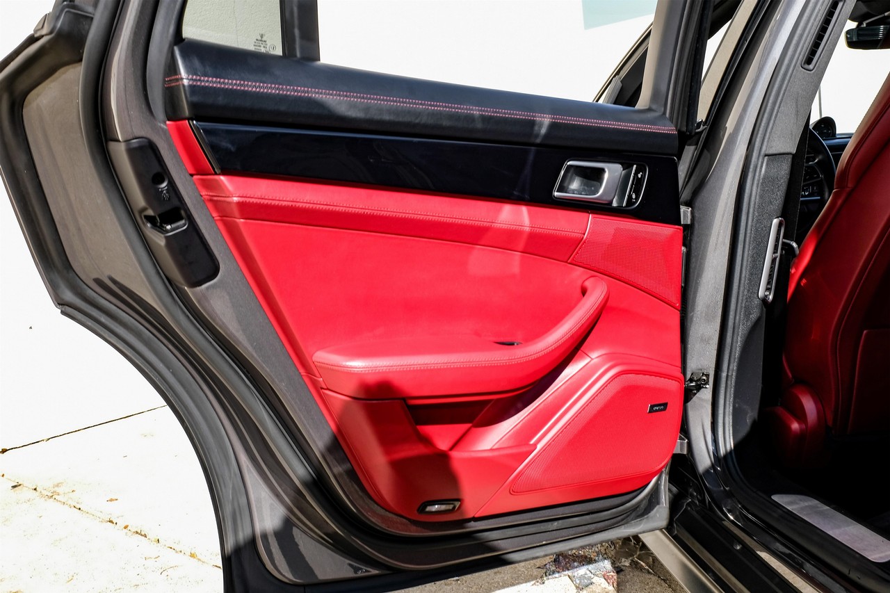 Porsche Panamera Vehicle Main Gallery Image 42