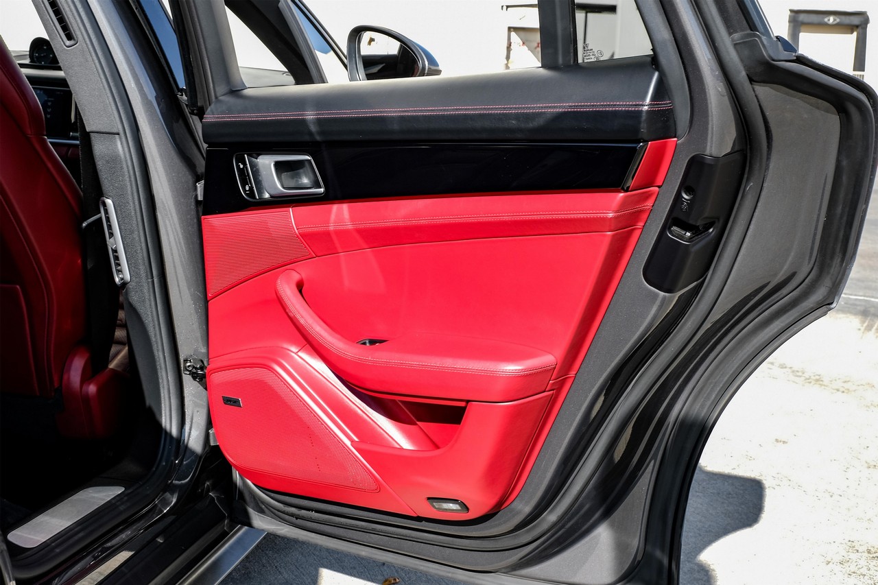 Porsche Panamera Vehicle Main Gallery Image 43