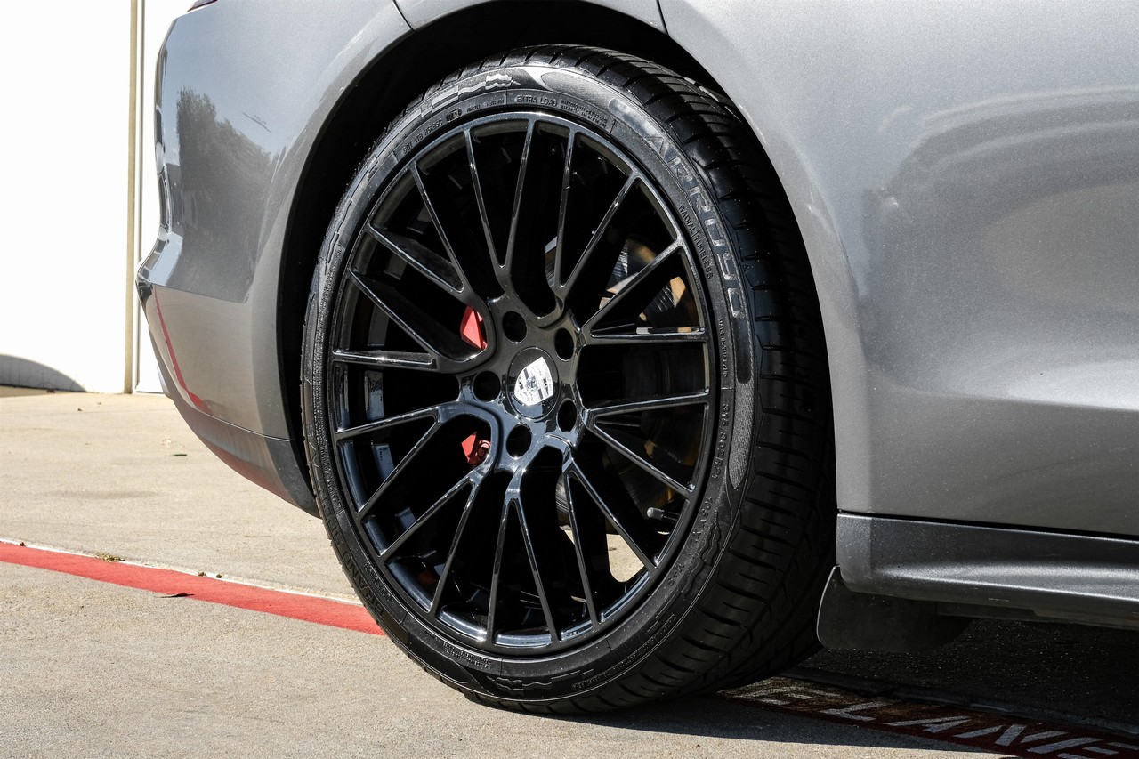 Porsche Panamera Vehicle Main Gallery Image 48