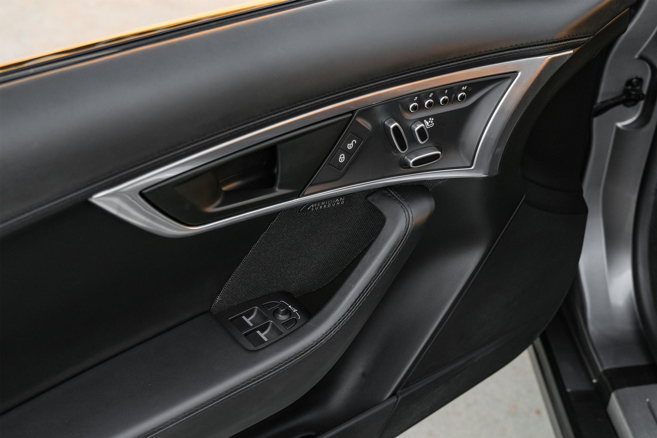 Jaguar F-Type Vehicle Main Gallery Image 36