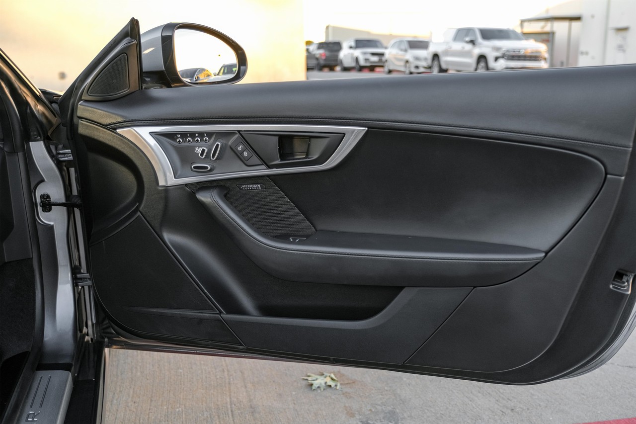 Jaguar F-Type Vehicle Main Gallery Image 38