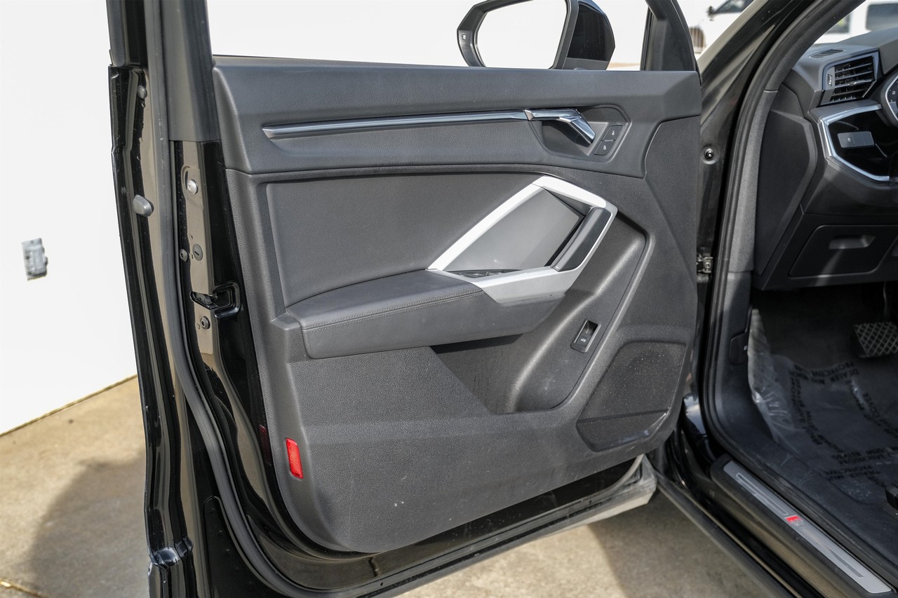 Audi Q3 Vehicle Main Gallery Image 38