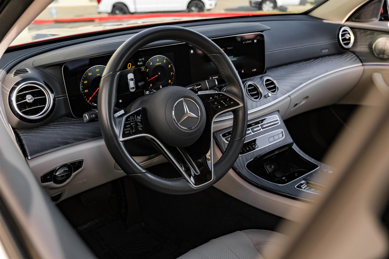 Mercedes-Benz E-Class Vehicle Main Gallery Image 03