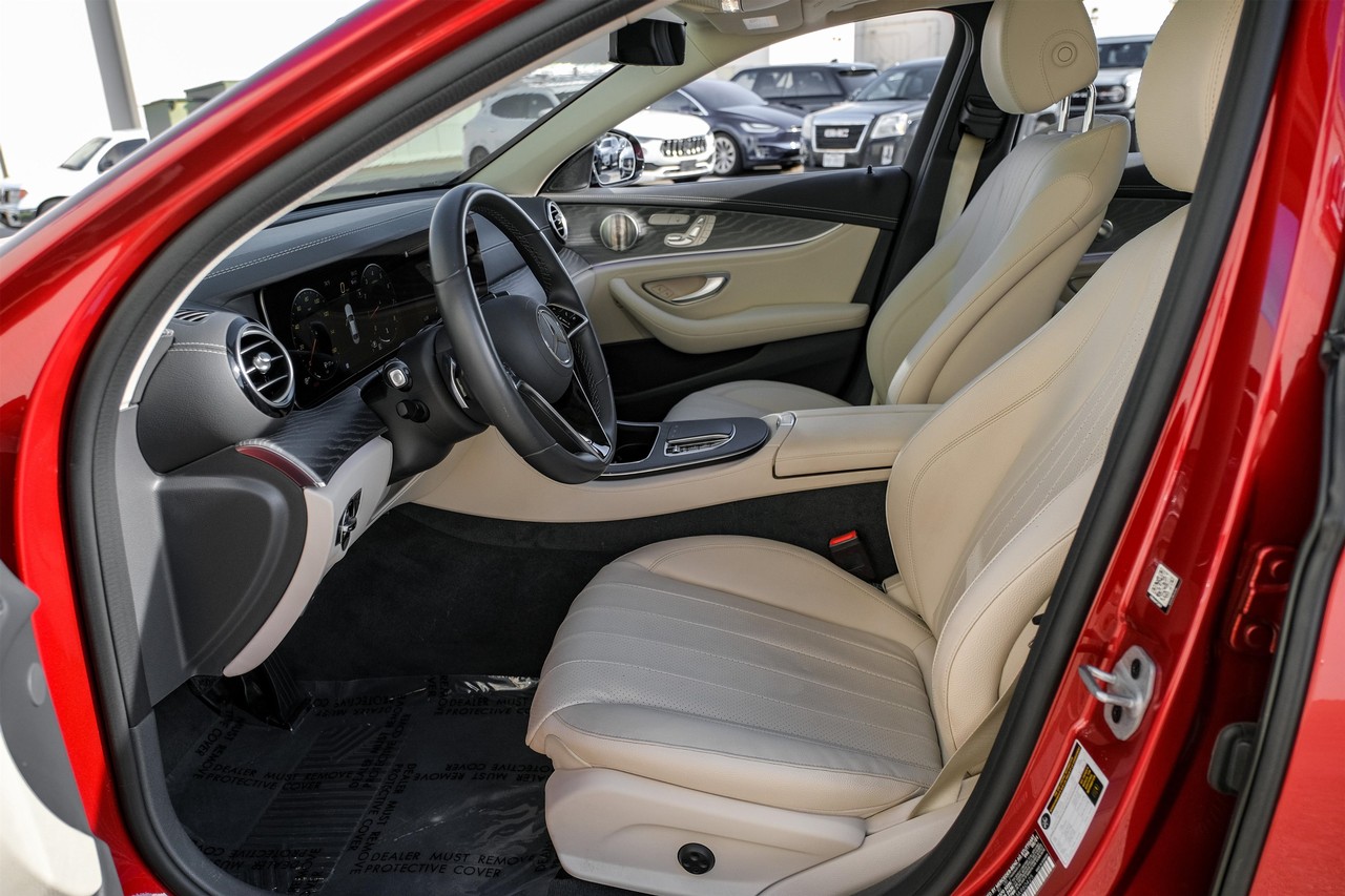 Mercedes-Benz E-Class Vehicle Main Gallery Image 04