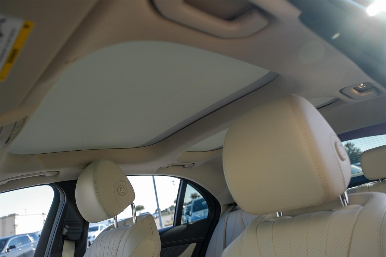 Mercedes-Benz E-Class Vehicle Main Gallery Image 05