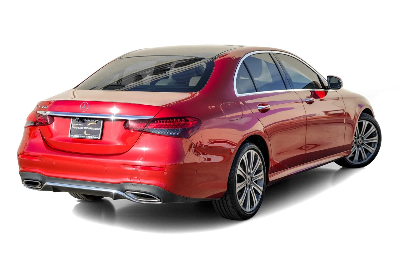 Mercedes-Benz E-Class Vehicle Main Gallery Image 09