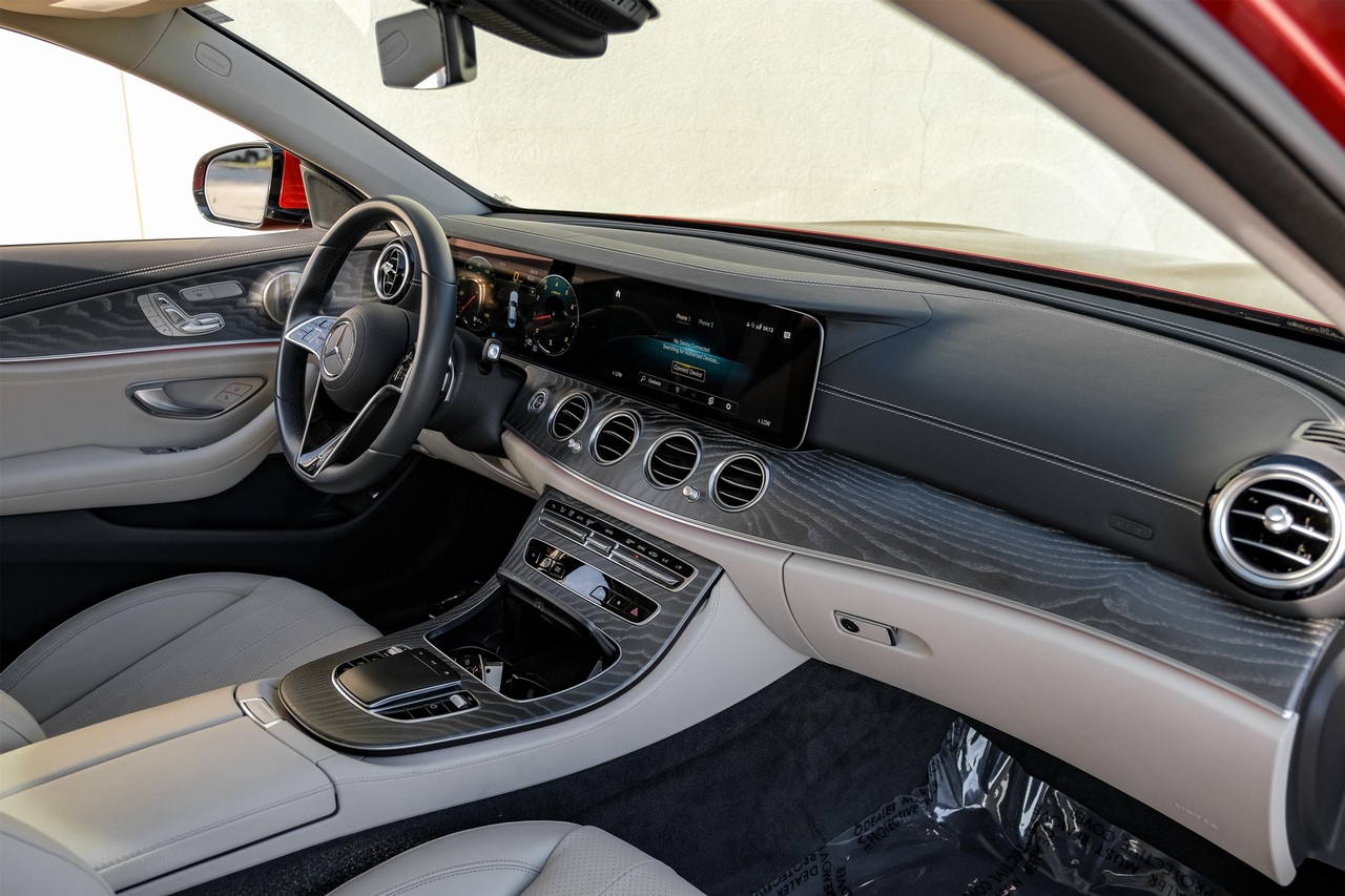 Mercedes-Benz E-Class Vehicle Main Gallery Image 13