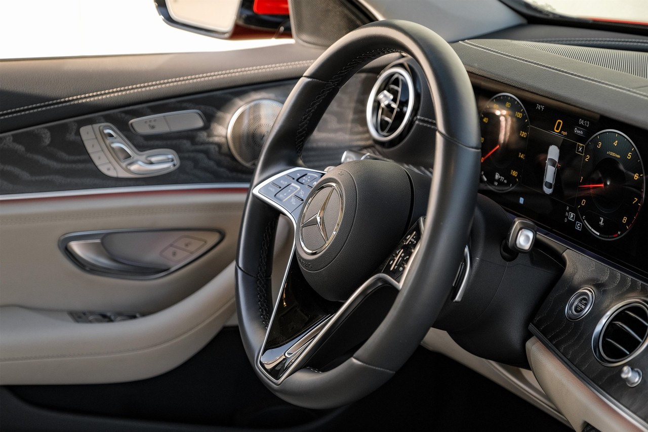 Mercedes-Benz E-Class Vehicle Main Gallery Image 14