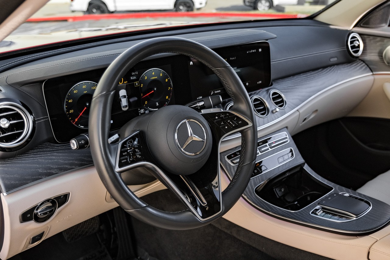 Mercedes-Benz E-Class Vehicle Main Gallery Image 16